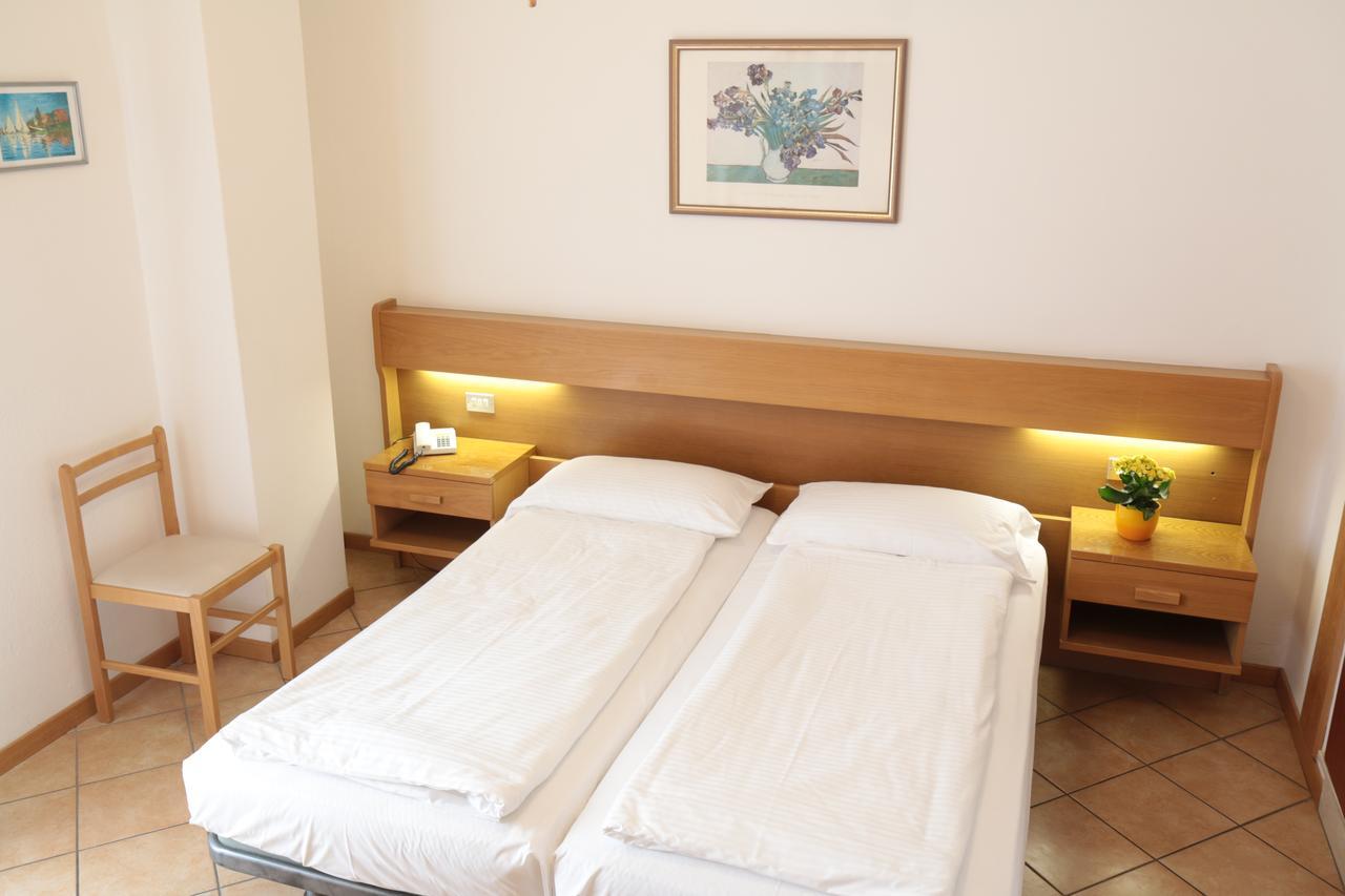 Hotel Villa Clara Torbole Sul Garda Ngoại thất bức ảnh